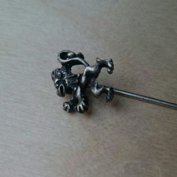 Antique Rampant Lion Pin - Picture 5 of 5